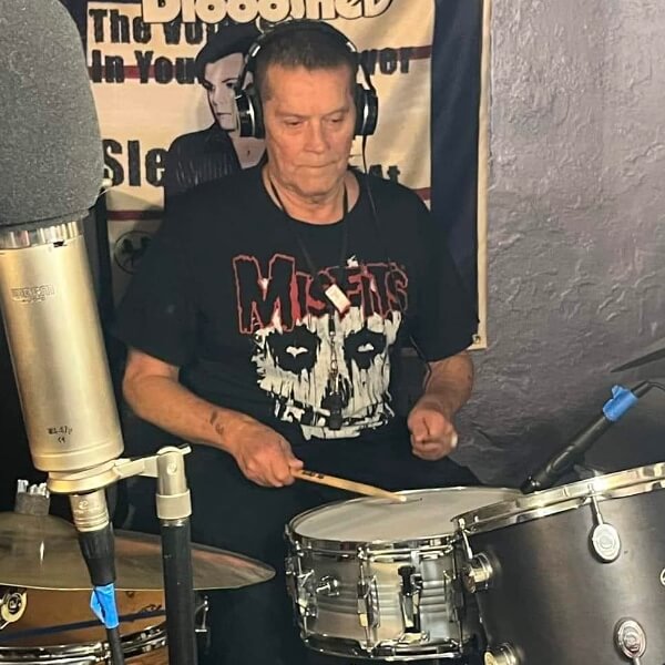 Colin Burgess, primeiro baterista do AC/DC, morre aos 77 anos